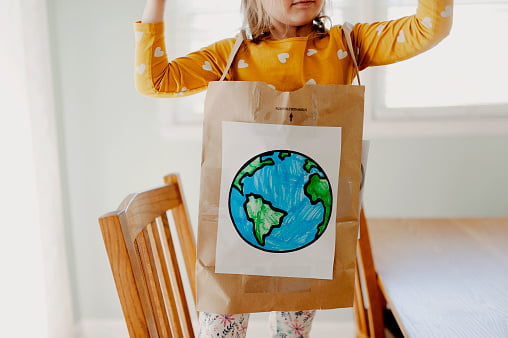 Creazioni con carta: usa la carta colorata per creare accessori, come cappelli, scialli, mantelli, ecc.