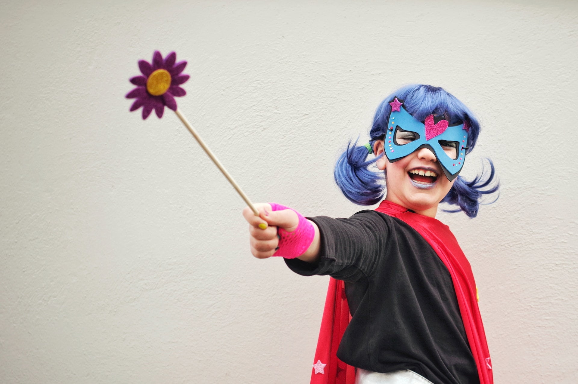Maschere: usa colori acrilici e cartoncino per creare delle maschere divertenti per il tuo carnevale.